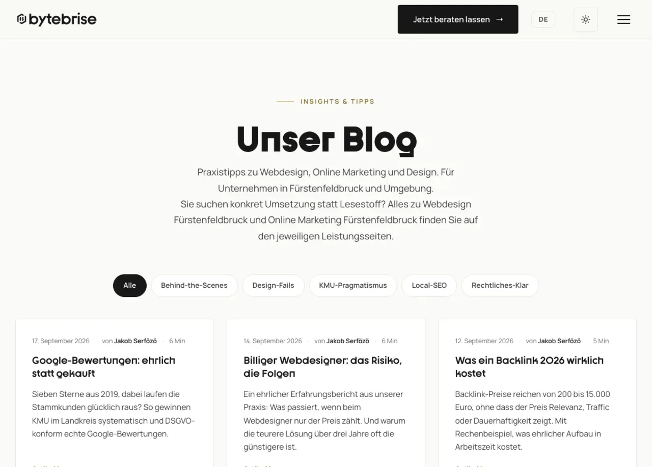 Aufgeklappte Blogübersicht der bytebrise-Website mit mehreren Artikelkarten
