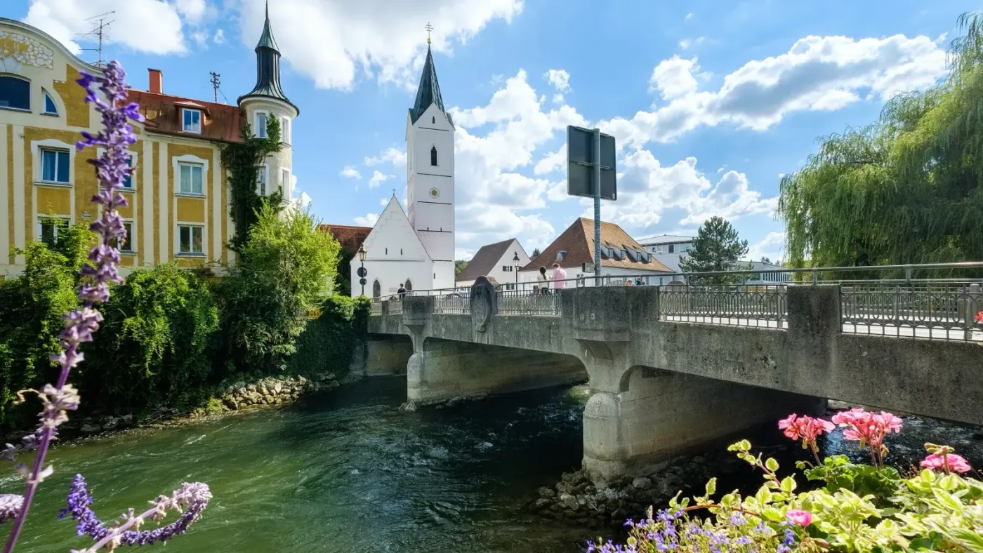 Die Amperbrücke und die Kirche St. Leonhard in der Altstadt von Fürstenfeldbruck