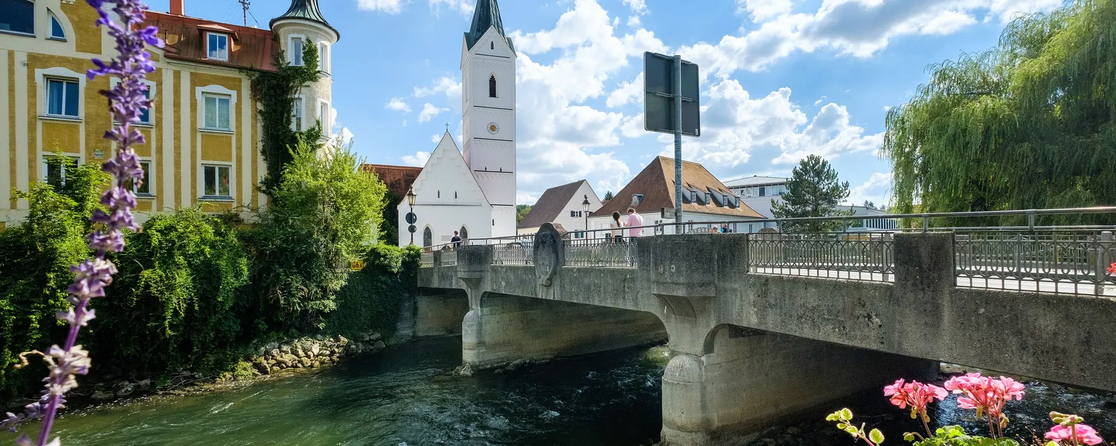 Die Amper bei warmem Abendlicht in Fürstenfeldbruck
