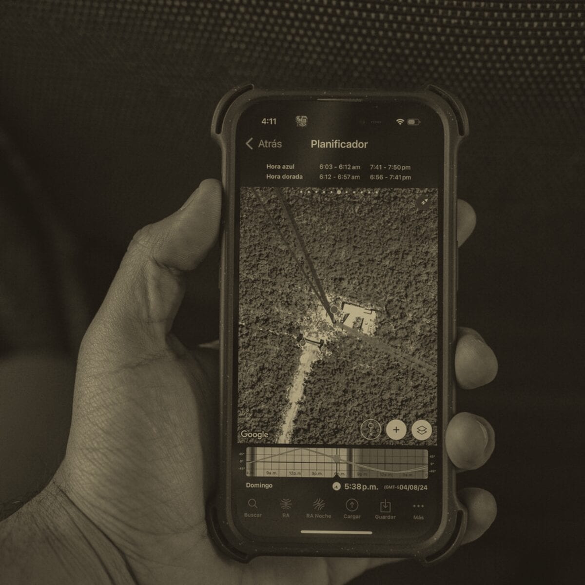 Smartphone mit Kartenansicht in der Hand, Duotone
