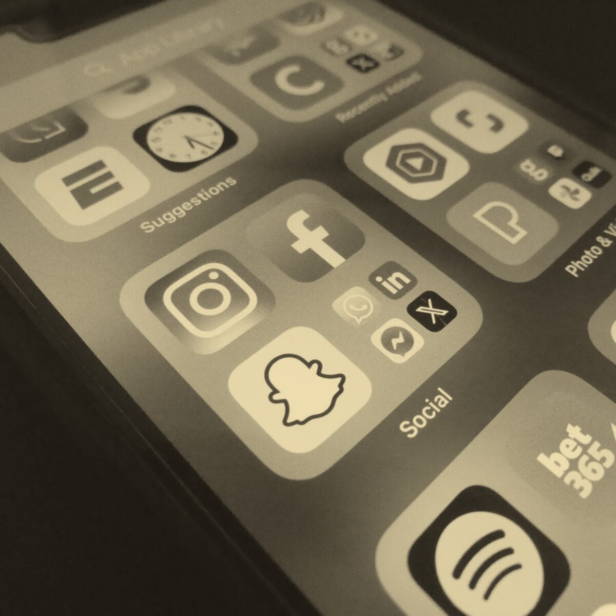 Smartphone-Bildschirm mit mehreren App-Icons in Ordnern