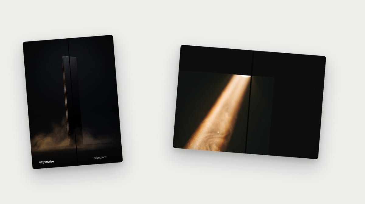Zwei dunkle Flyer-Mockups mit Lichtstrahl-Motiv und dem Schriftzug „Es beginnt.“