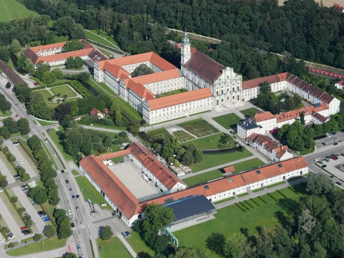 Luftbild des Klosters Fürstenfeld in Fürstenfeldbruck mit der barocken Klosterkirche Mariä Himmelfahrt